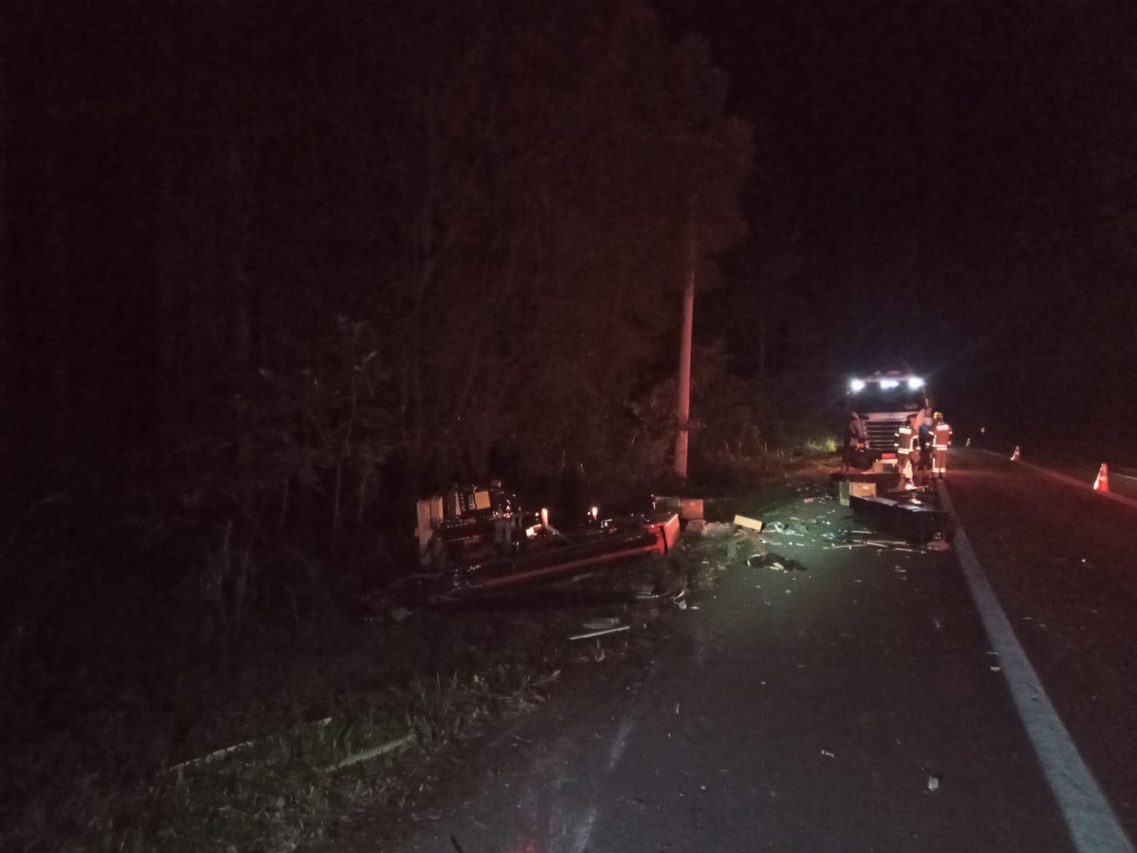Caminhão perde parte da carga na BR 116 em São Marcos