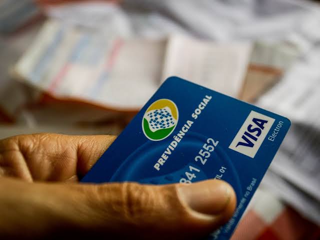 INSS começa a pagar 13º salário para quem recebe acima do piso
