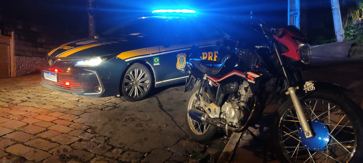 Após fugir da PRF, dono de moto foi preso usando motor furtado e placa falsa em Caxias