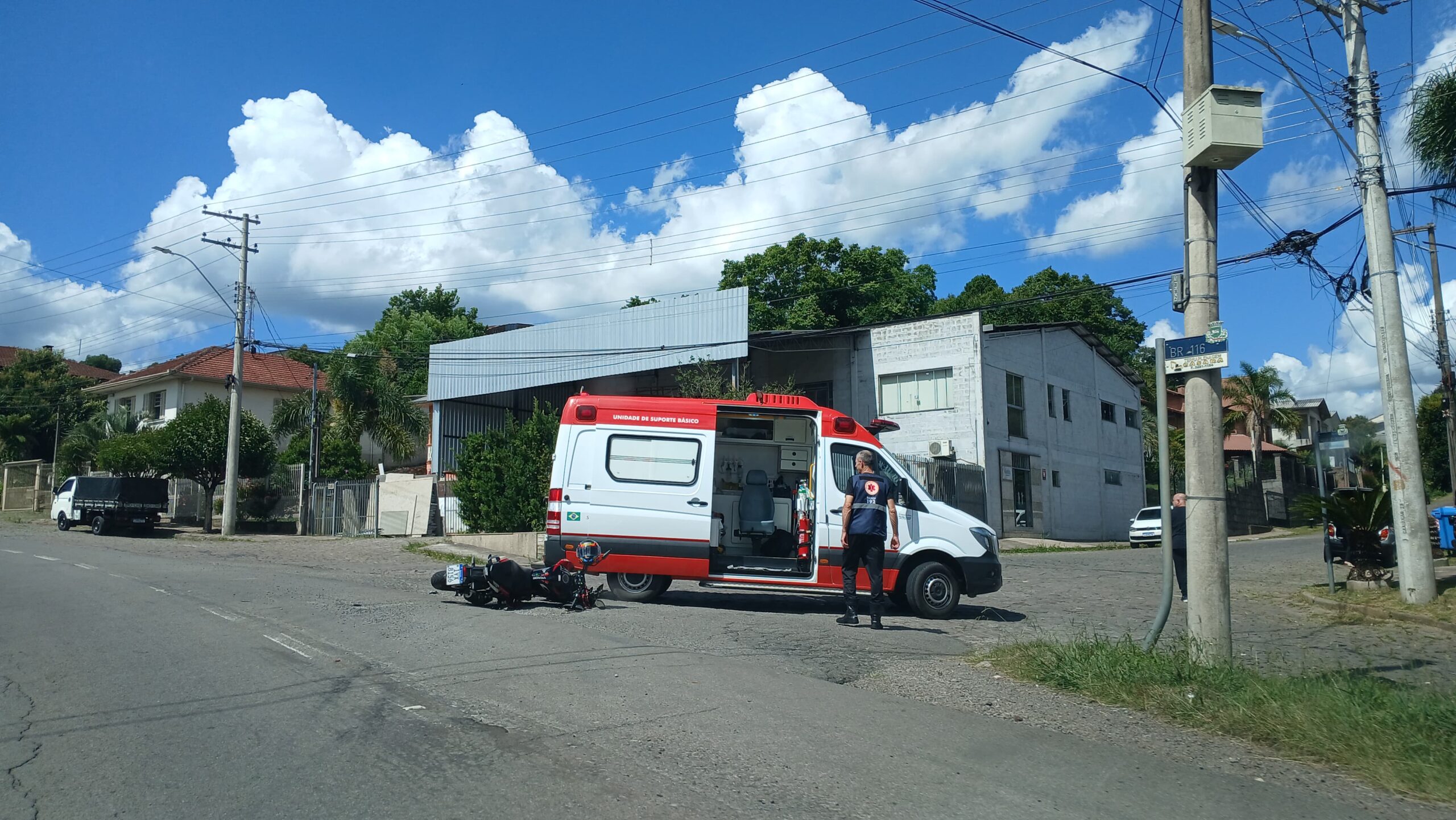 Motociclista fica ferido após colisão com caminhão da prefeitura em São Marcos