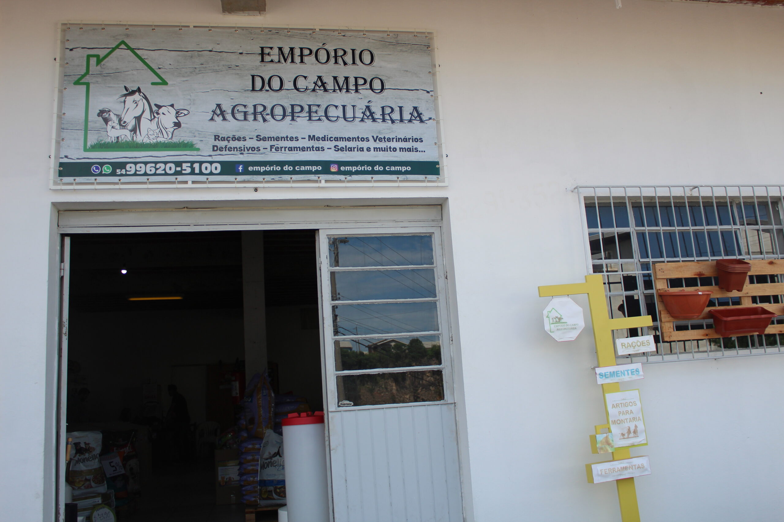 Lembrando antigos empórios, estabelecimento traz tudo para o homem do campo
