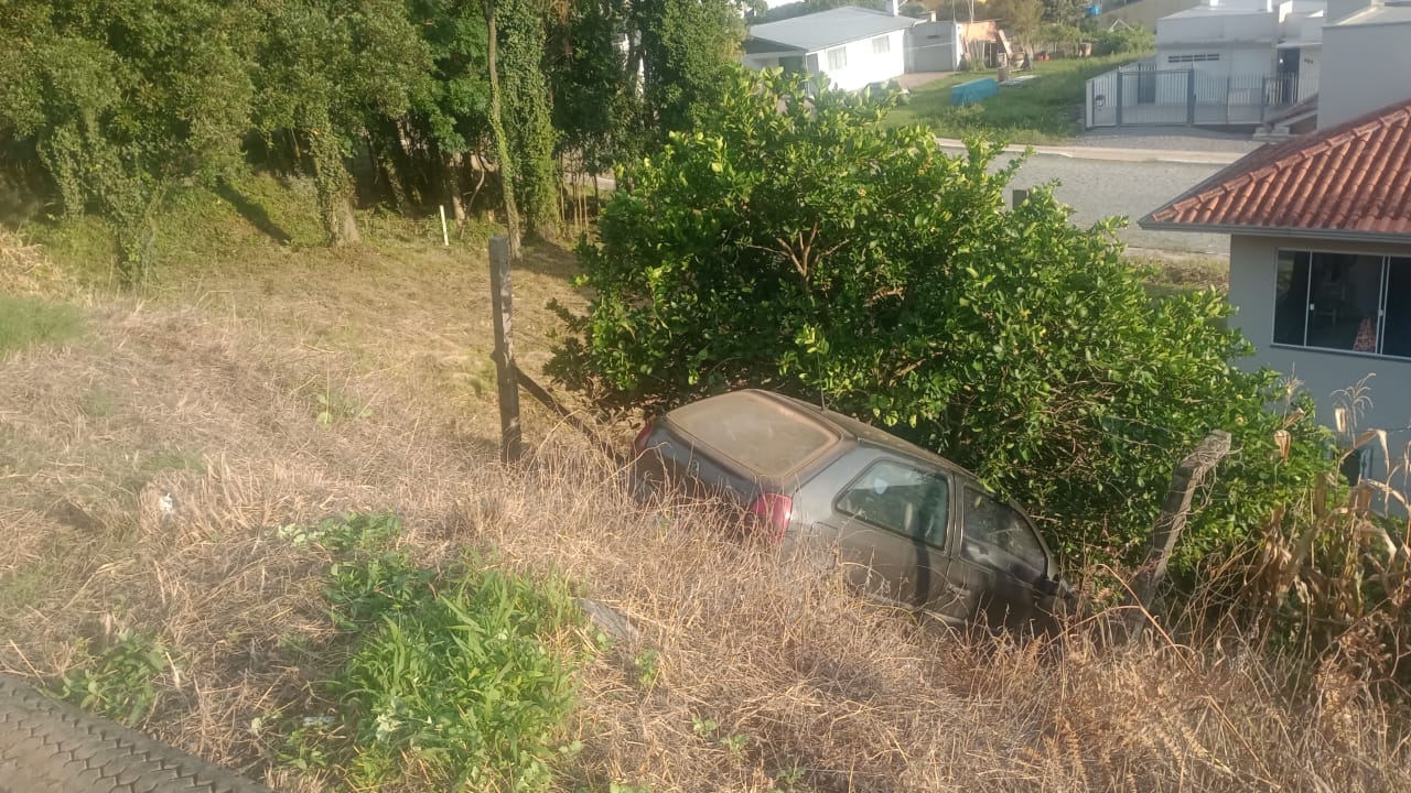 Após sair da via e despencar em barranco, condutor abandona veículo no bairro Francisco Doncatto