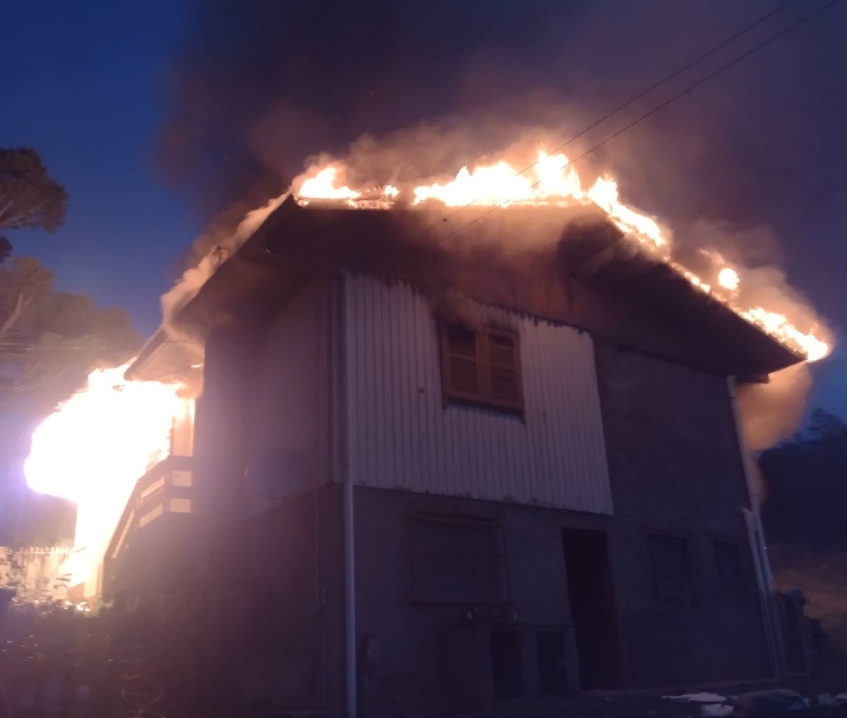 Casal de idosos agradece a comunidade por doações após incêndio
