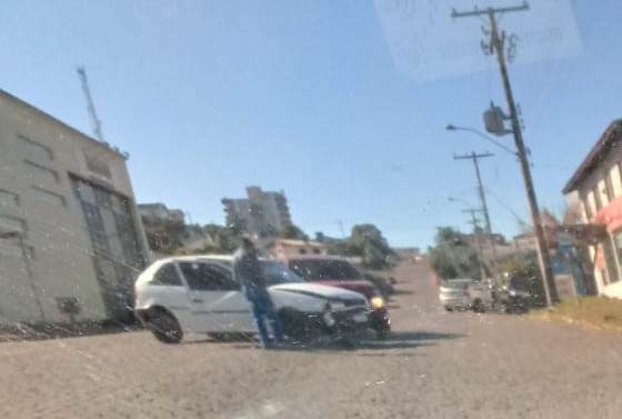 Acidente de trânsito foi registrado esta manhã