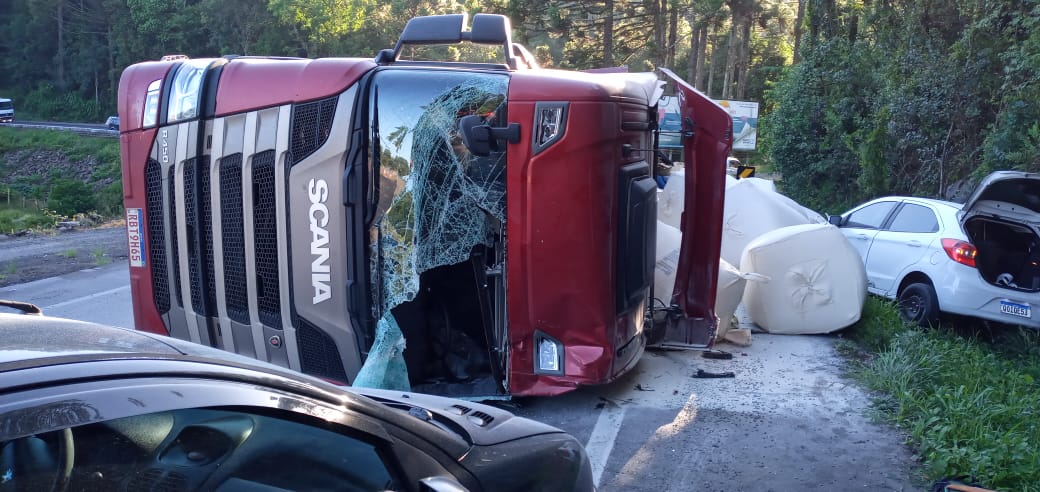 Caminhão tomba e atinge veículos na BR 116 esta manhã