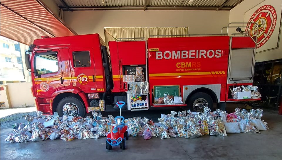 Bombeiros distribuem brinquedos arrecadados na 1ª campanha promovida pelo pelotão