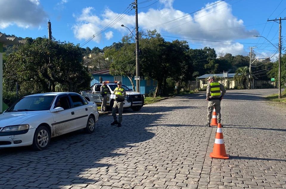 Divulgar barreiras policiais em redes sociais é crime inafiançável e pode levar a até 5 anos de prisão