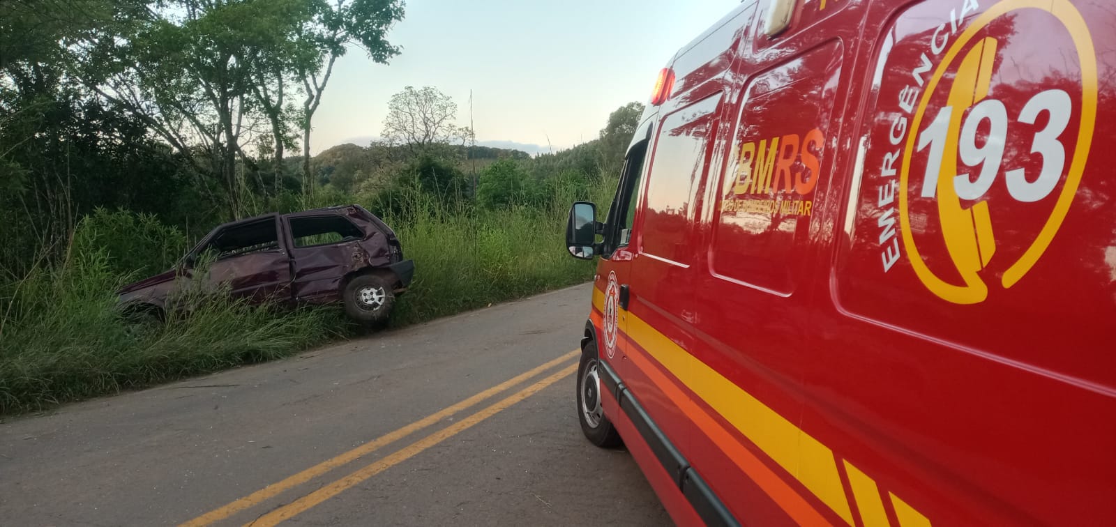 Condutor foi arremessado para fora de veículo após colisão em Tuiuti