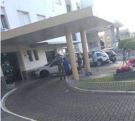Em surto, homem invade hospital completamente nu