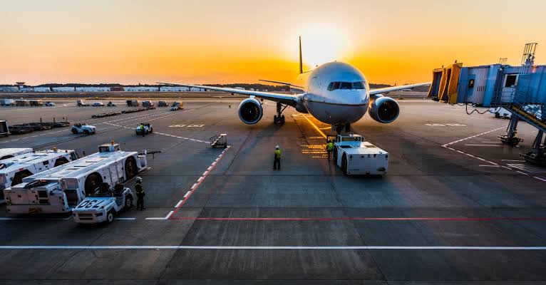 Pilotos e comissários de voo decretam greve para próxima segunda-feira
