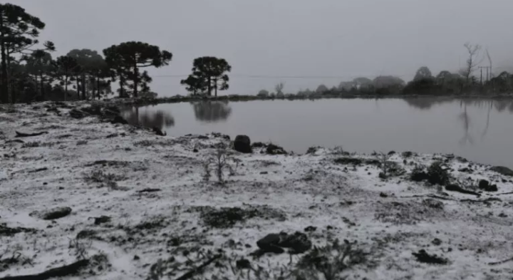 Nevou nos três estados do Sul nesta segunda-feira e a meteorologia prevê mais