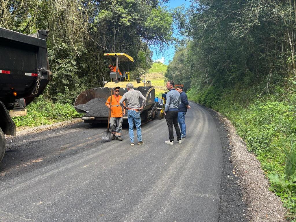 Prefeito e vice acompanham obras e manutenção em estradas do interior de Campestre da Serra