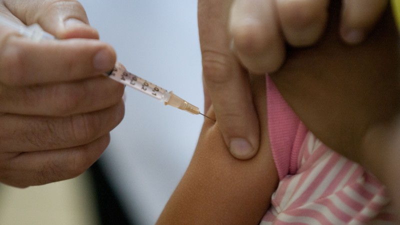 Vacinação contra gripe e sarampo em crianças é antecipada para segunda-feira (25)