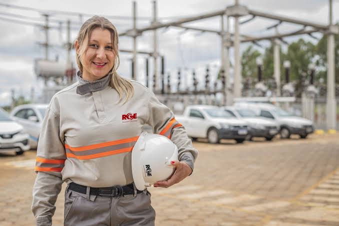 RGE oferece curso gratuito de formação de eletricistas mulheres