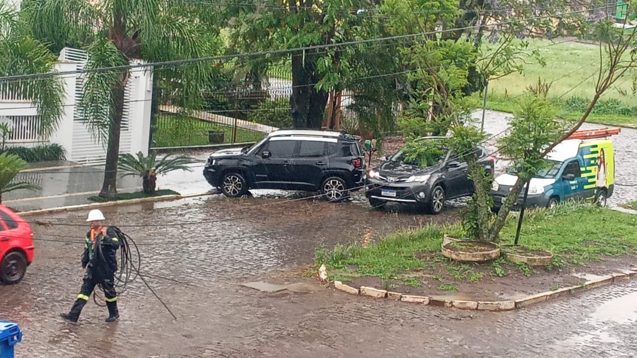 Caminhão arrebenta fios e deixa bairros de São Marcos sem internet