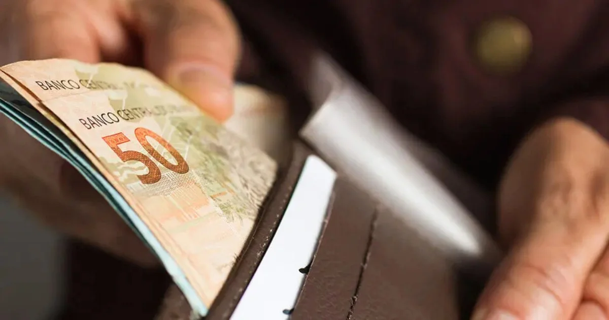 Segunda parcela do 13º salário deve ser paga até sexta-feira (20)