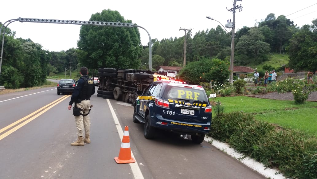 Caminhão carregado de papel tombou em Campestre da Serra nesta quarta-feira