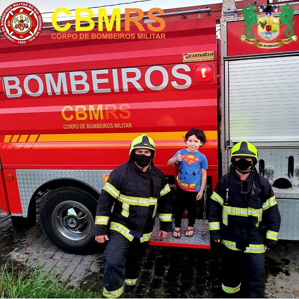 Ação de criança durante atendimento dos bombeiros chama a atenção dos soldados