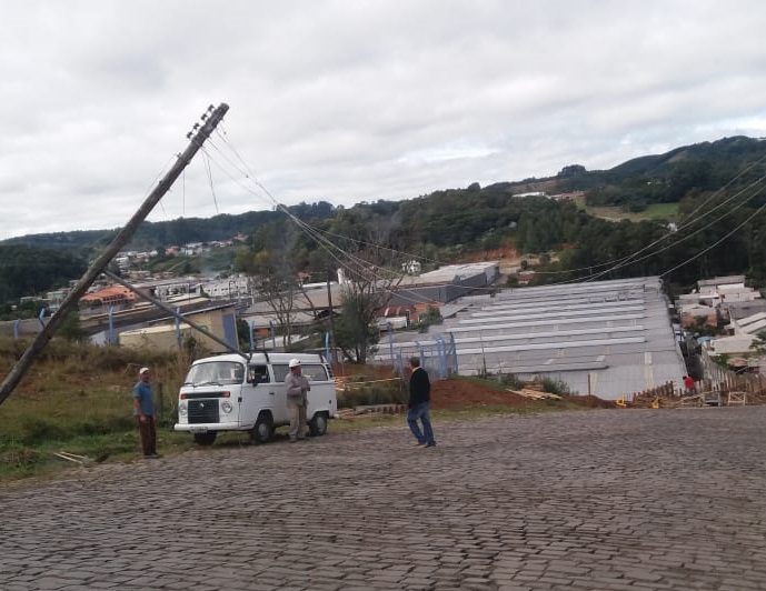 Caminhão derruba fiação e compromete abastecimento de água e luz no Progresso