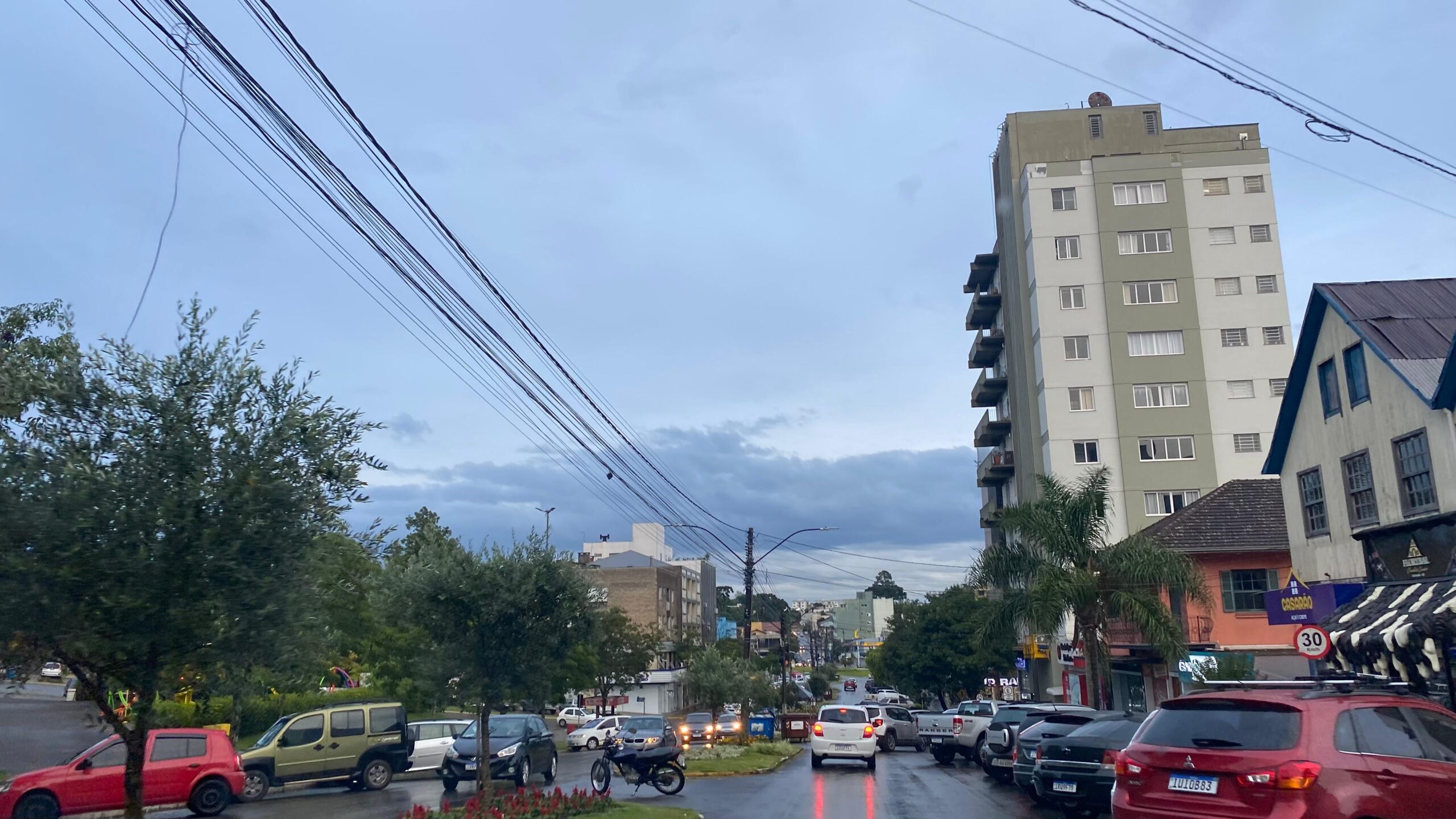 Sol, chuva e nuvens marcam a sexta-feira