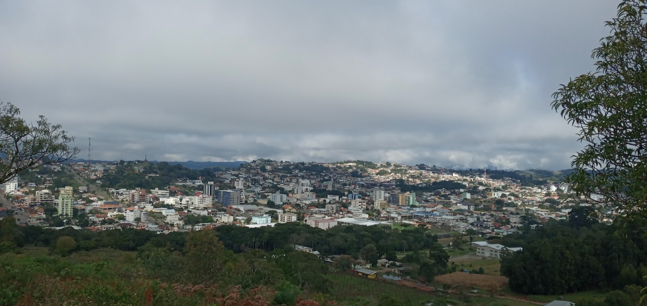 Frente fria avança com chuva nesta quinta