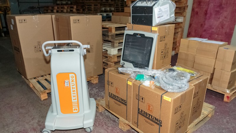 Comprados pelo Estado, mais 60 respiradores chegaram ao RS na noite deste sábado (13)