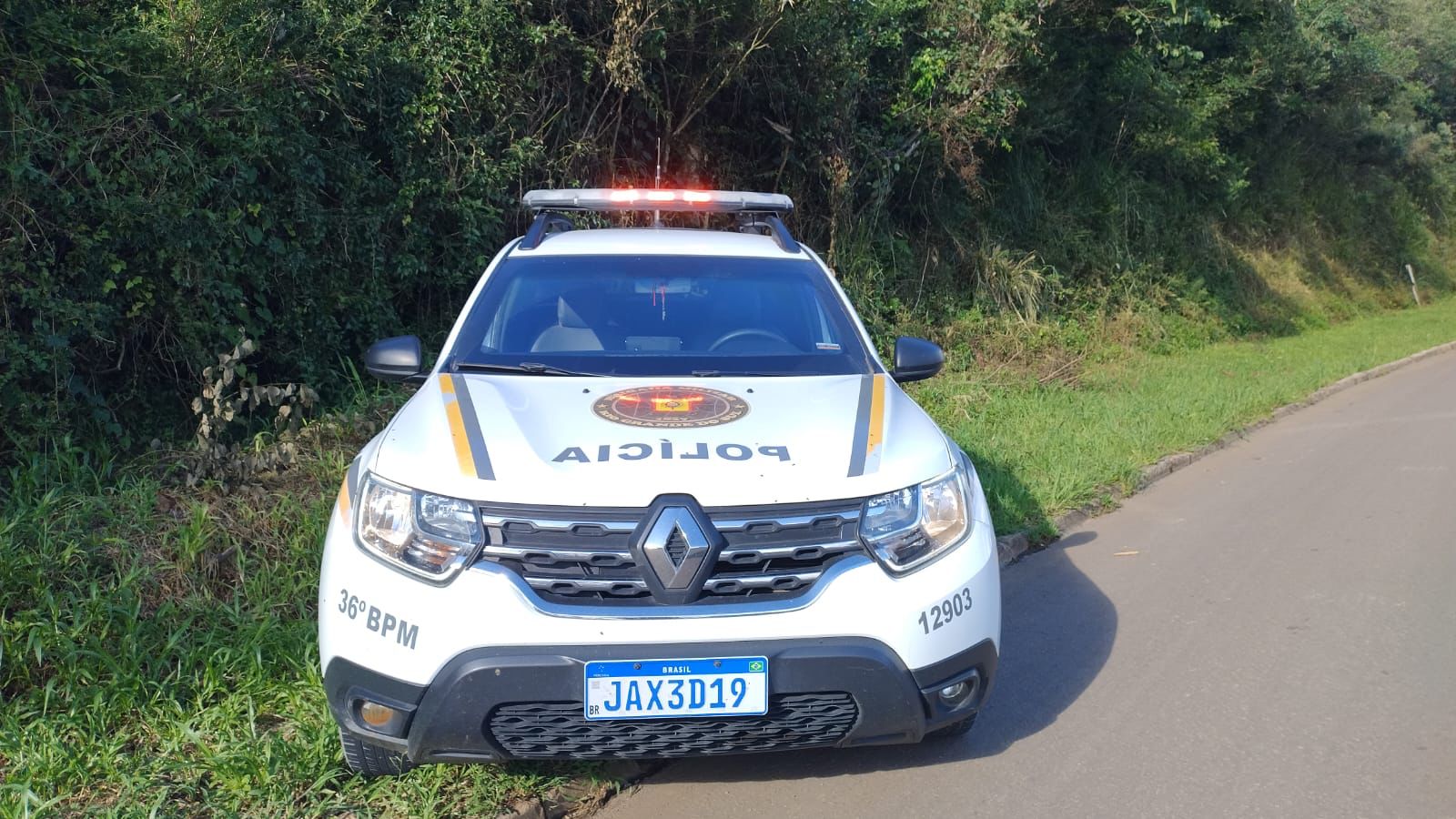 Moradores foram feitos de reféns e três moradias foram assaltadas na Linha Rosita nesta terça-feira (5)