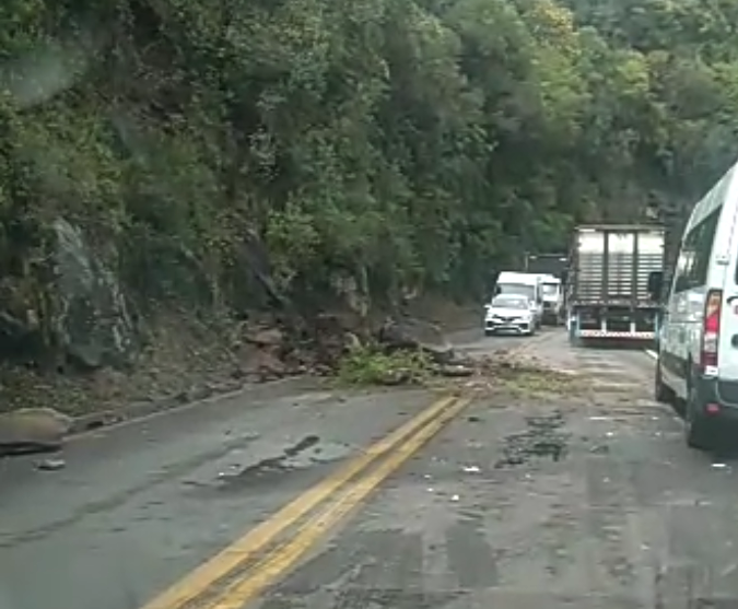 Trânsito lento na BR 116 entre São Marcos e Caxias do Sul