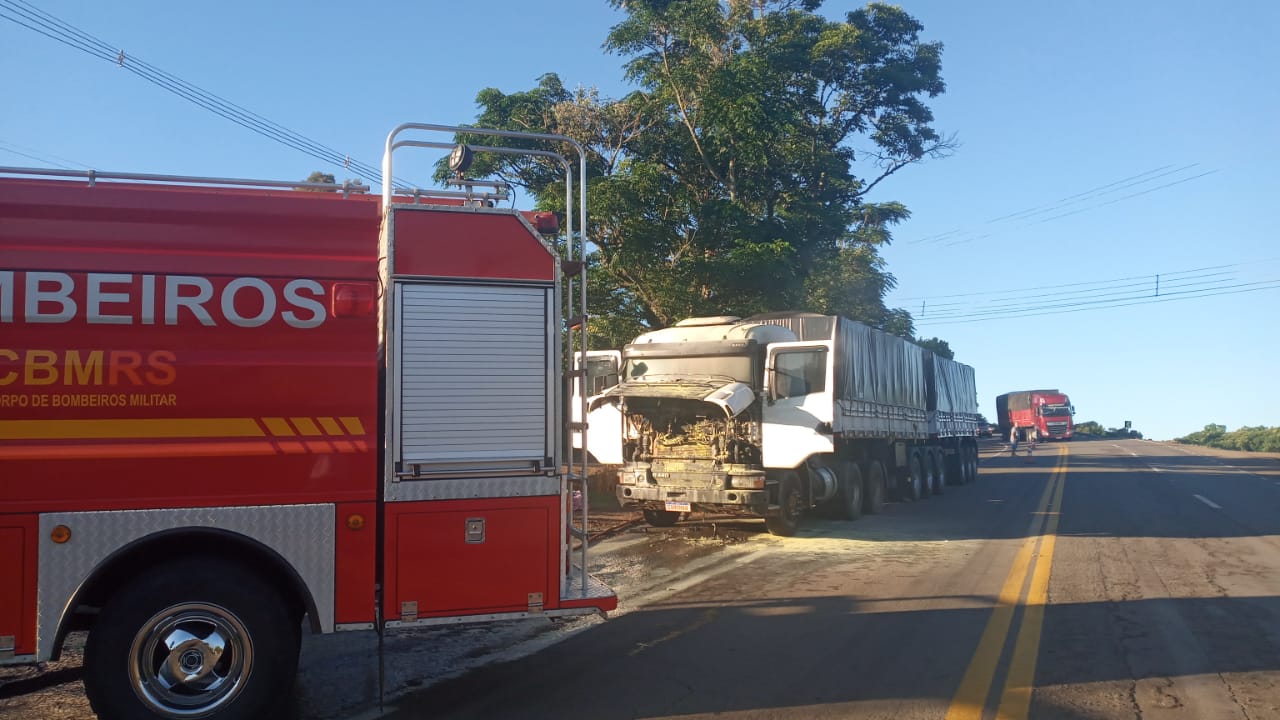 Caminhão que pegou fogo esta manhã estava carregado com adubo