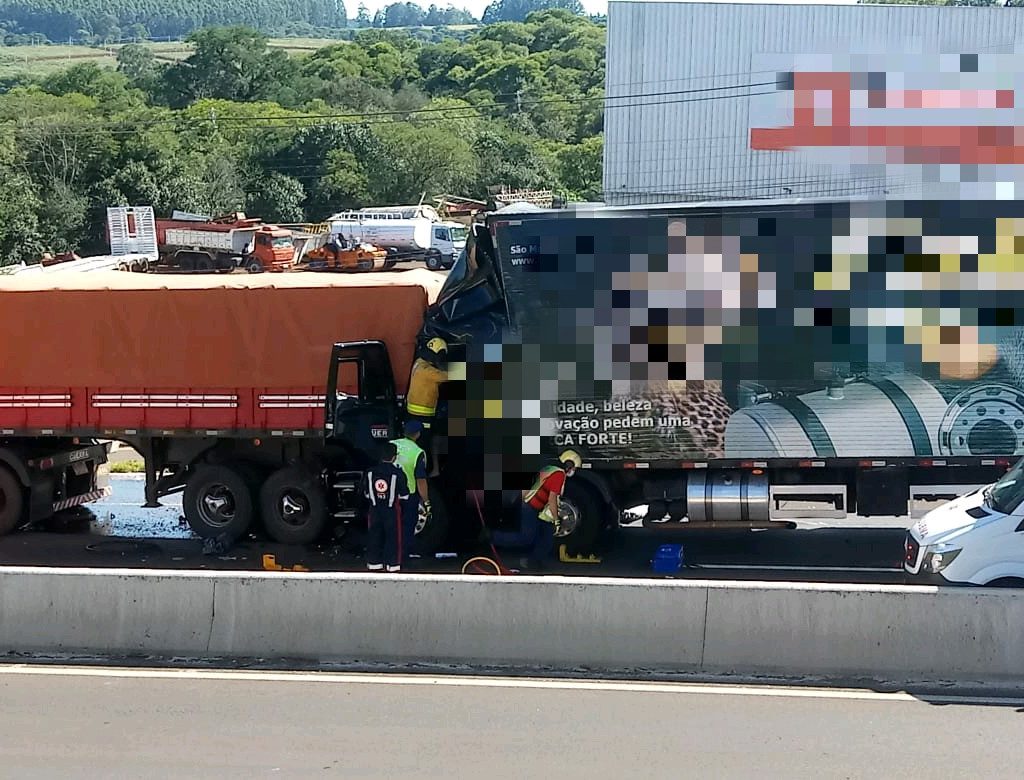 Caminhoneiro são-marquense ficou ferido em colisão em Chapecó esta tarde
