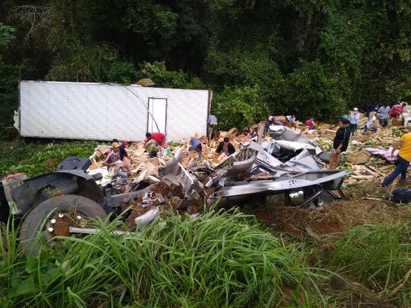 São-marquense fica ferido após tombamento de caminhão no Espírito Santo