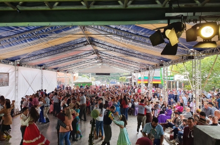 Com grandes nomes da música tradicionalista, Semana Farroupilha de Campestre da Serra atrai grande público