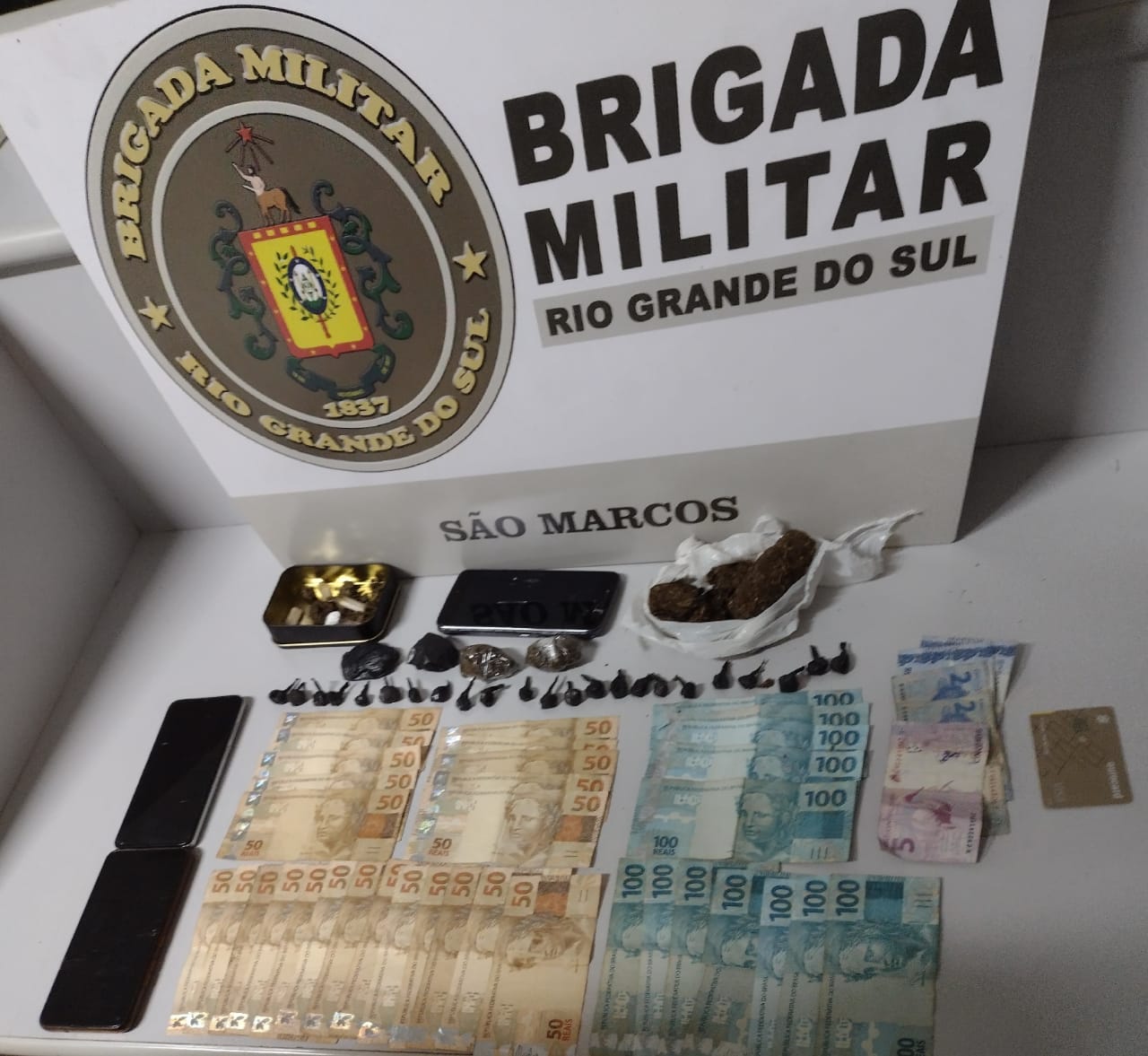 Dois homens foram presos por tráfico de drogas no bairro São José, em São Marcos